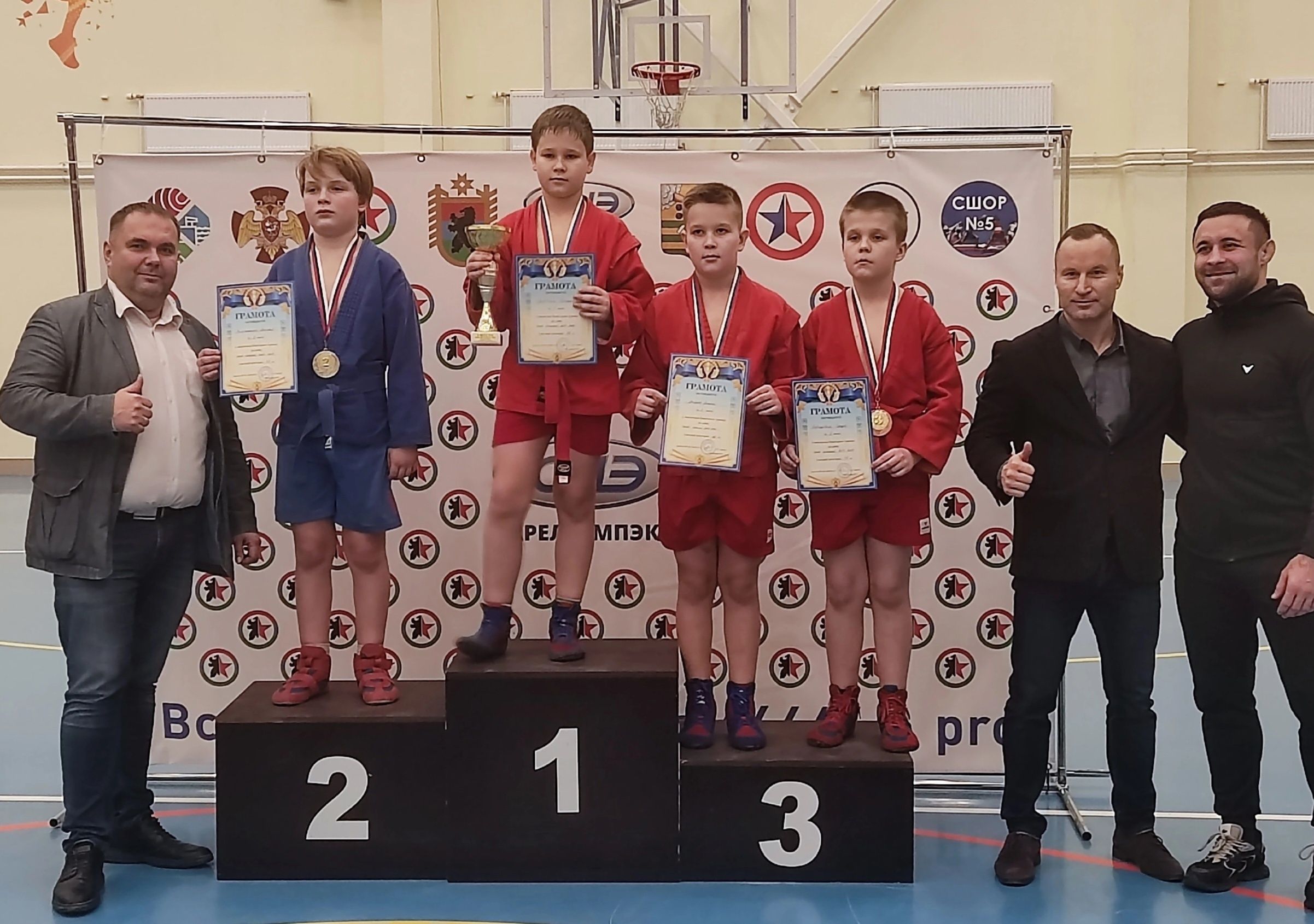 В новогоднем турнире по самбо приняли участие около 200 спортсменов