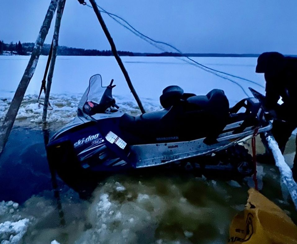 Водолазы вытащили из карельских озер два снегохода