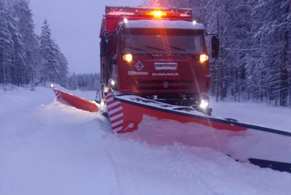 Более 100 единиц специализированной техники вывели на автодороги регионального значения для борьбы со снегопадом