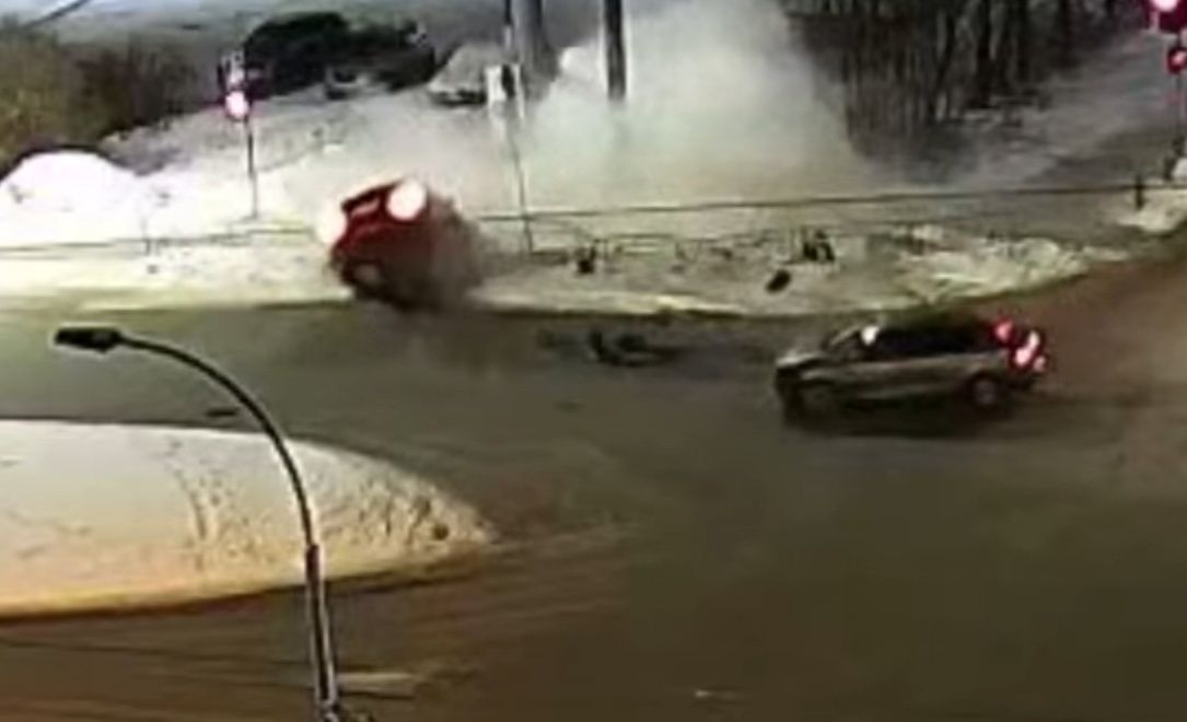 Автомобиль потерял запчасти после жесткого столкновения на перекрестке в Петрозаводске