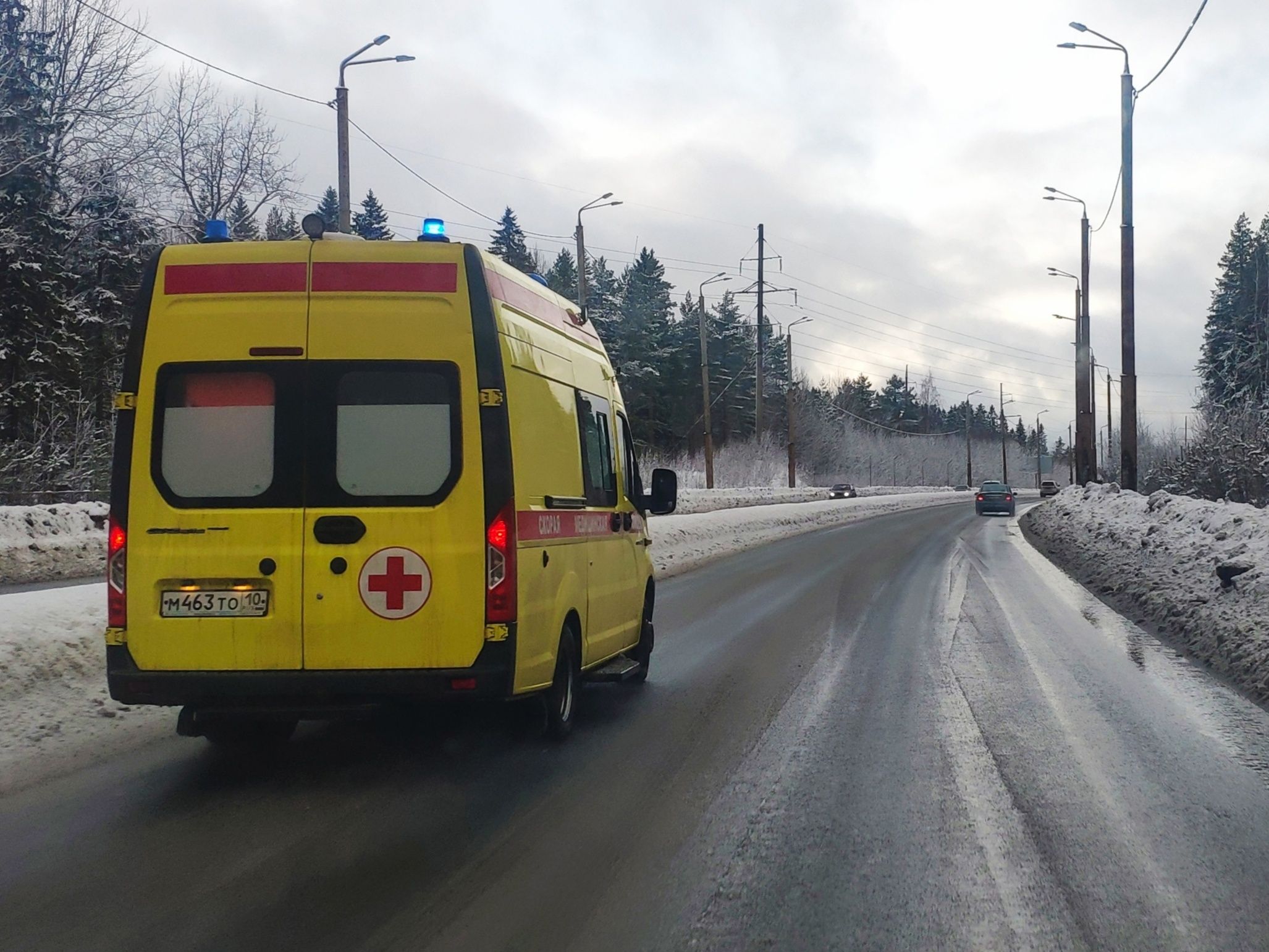Ледяная глыба упала на дворника в Петрозаводске Ледяная глыба упала на дворника в Петрозаводске