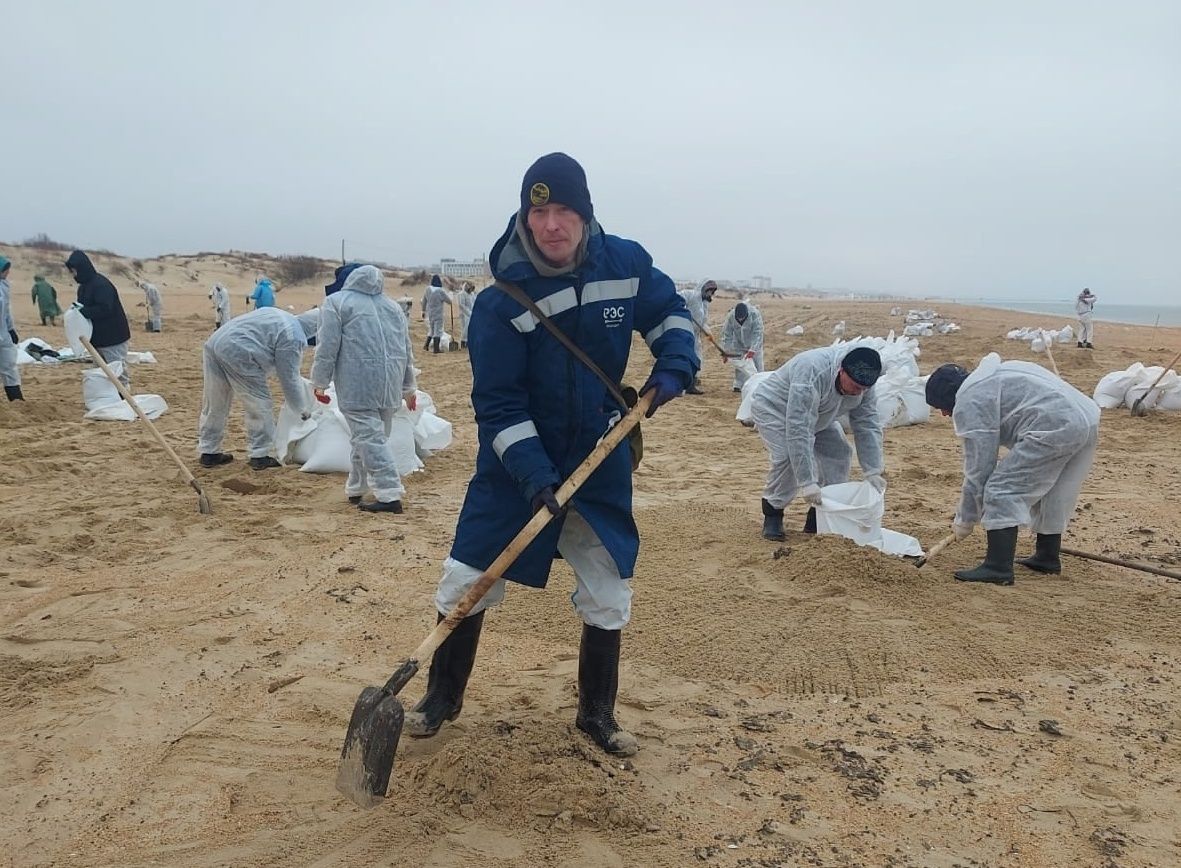 Электромонтер из Петрозаводска помогает очистить Черное море от мазута