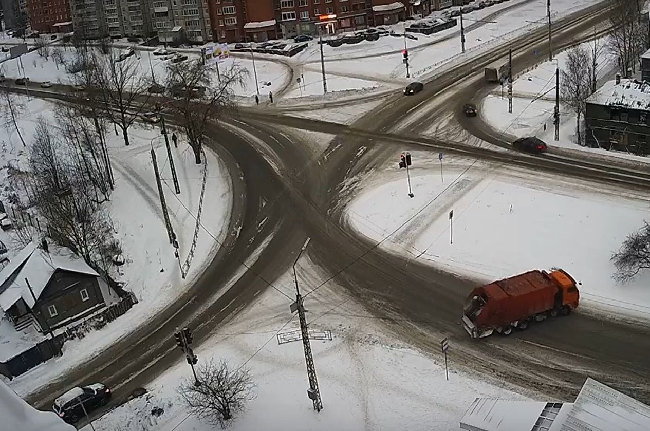 Водитель мусоровоза не справился с управлением и устроил ДТП в Петрозаводске