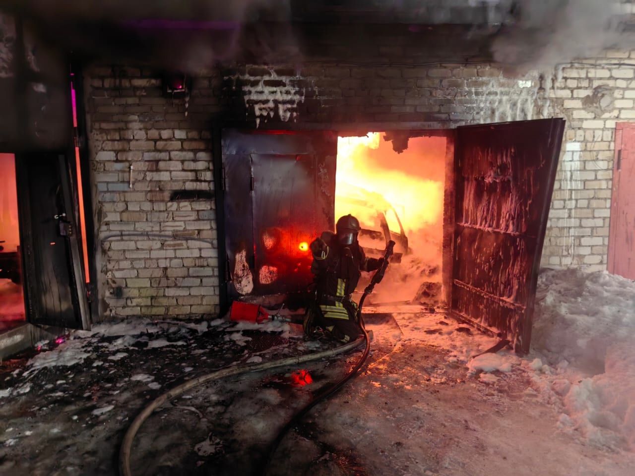 Пожар в гаражных боксах тушили спасатели Костомукши