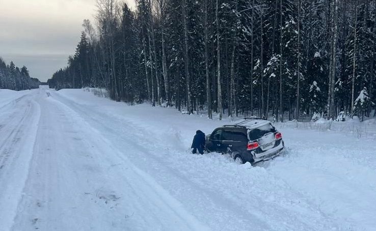 Водитель снегоуборочной машины помог в Карелии попавшим в беду туристам из Москвы