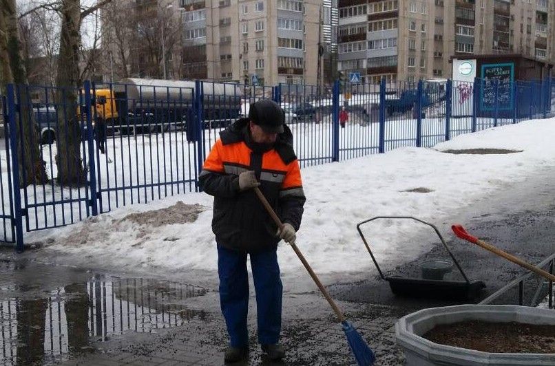 Глава Карелии распорядился принять дополнительные меры по очистке крыш от наледи Глава Карелии распорядился принять дополнительные меры по очистке крыш от наледи