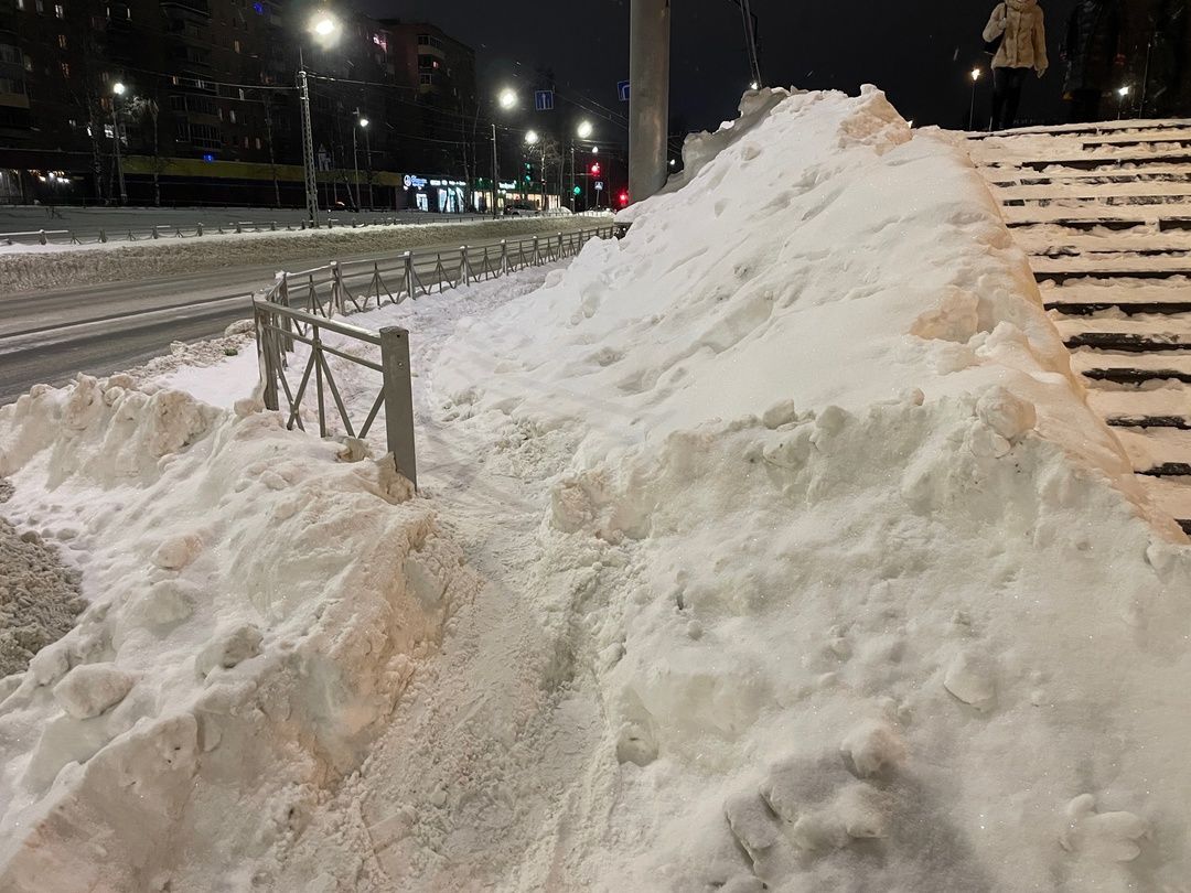 Жители Петрозаводска жалуются на зауженные тротуары и не вывезенный снег