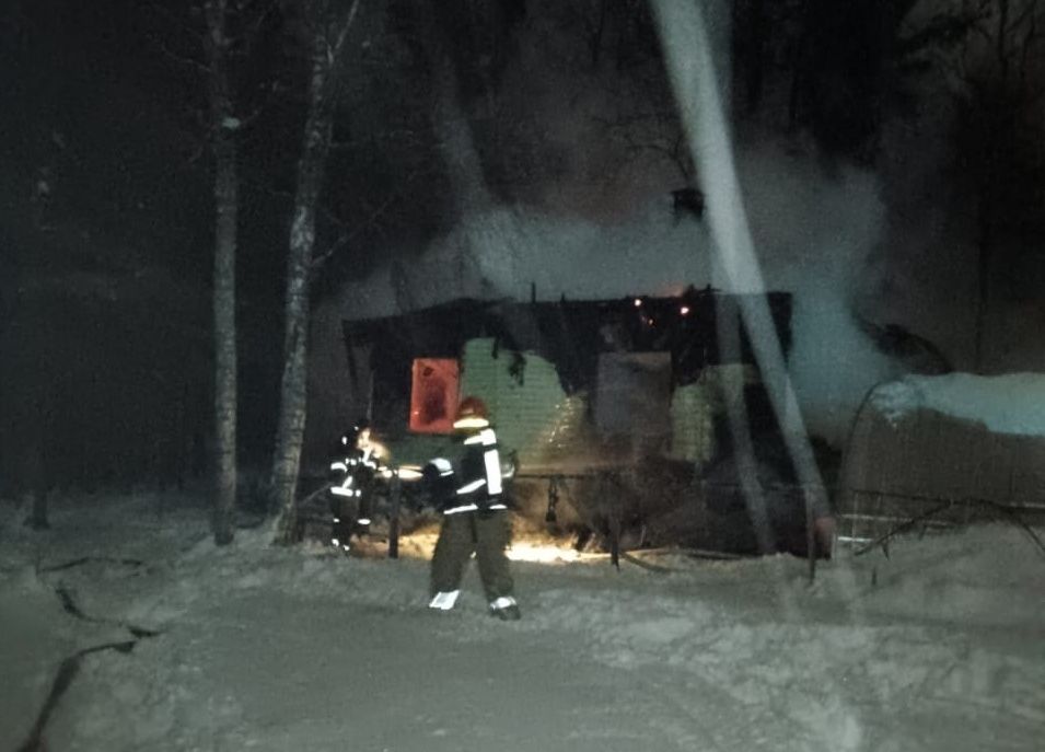 Человек погиб на ночном пожаре под Петрозаводском