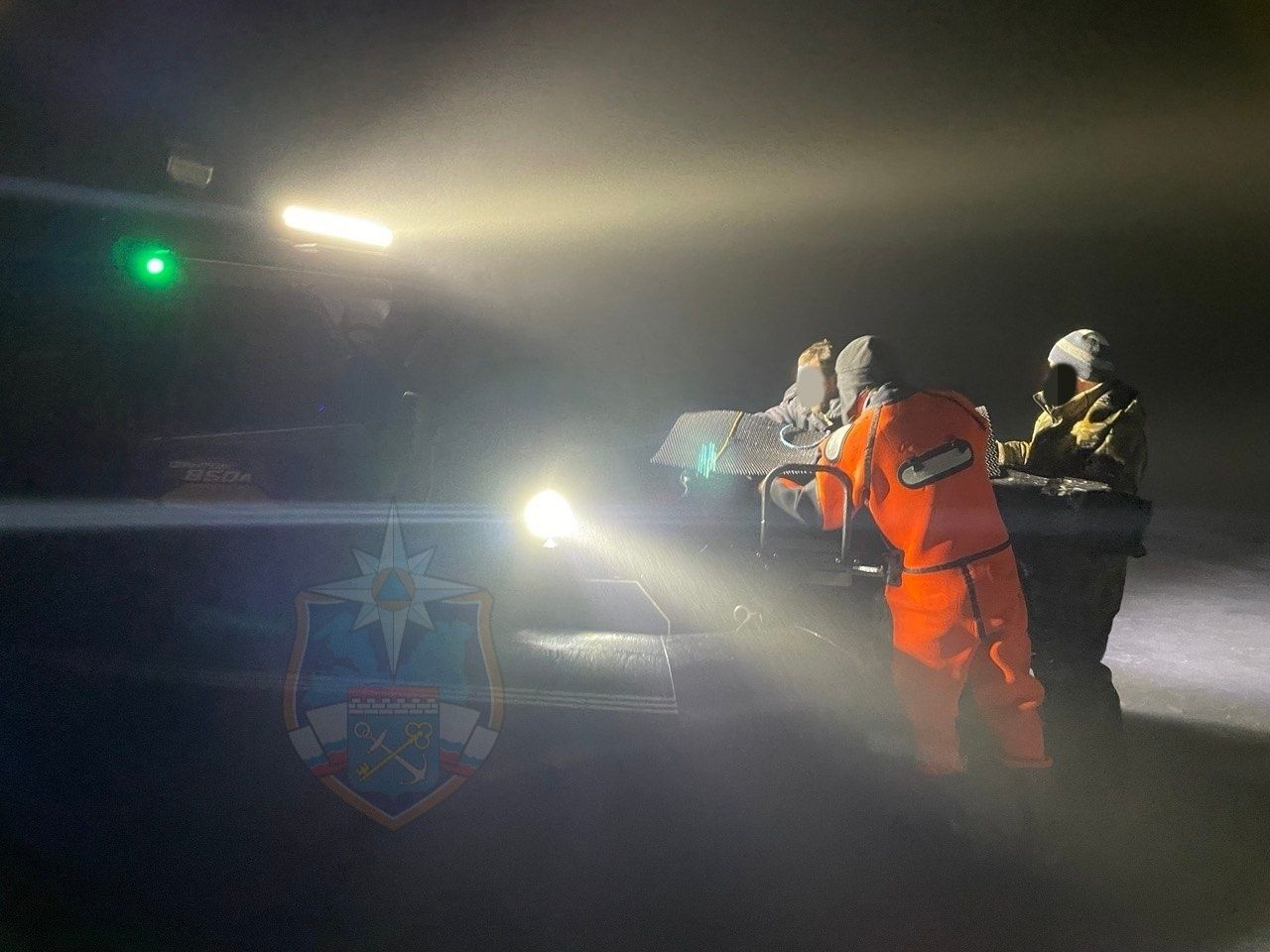 Двое рыбаков ночью застряли на льду Ладожского озера