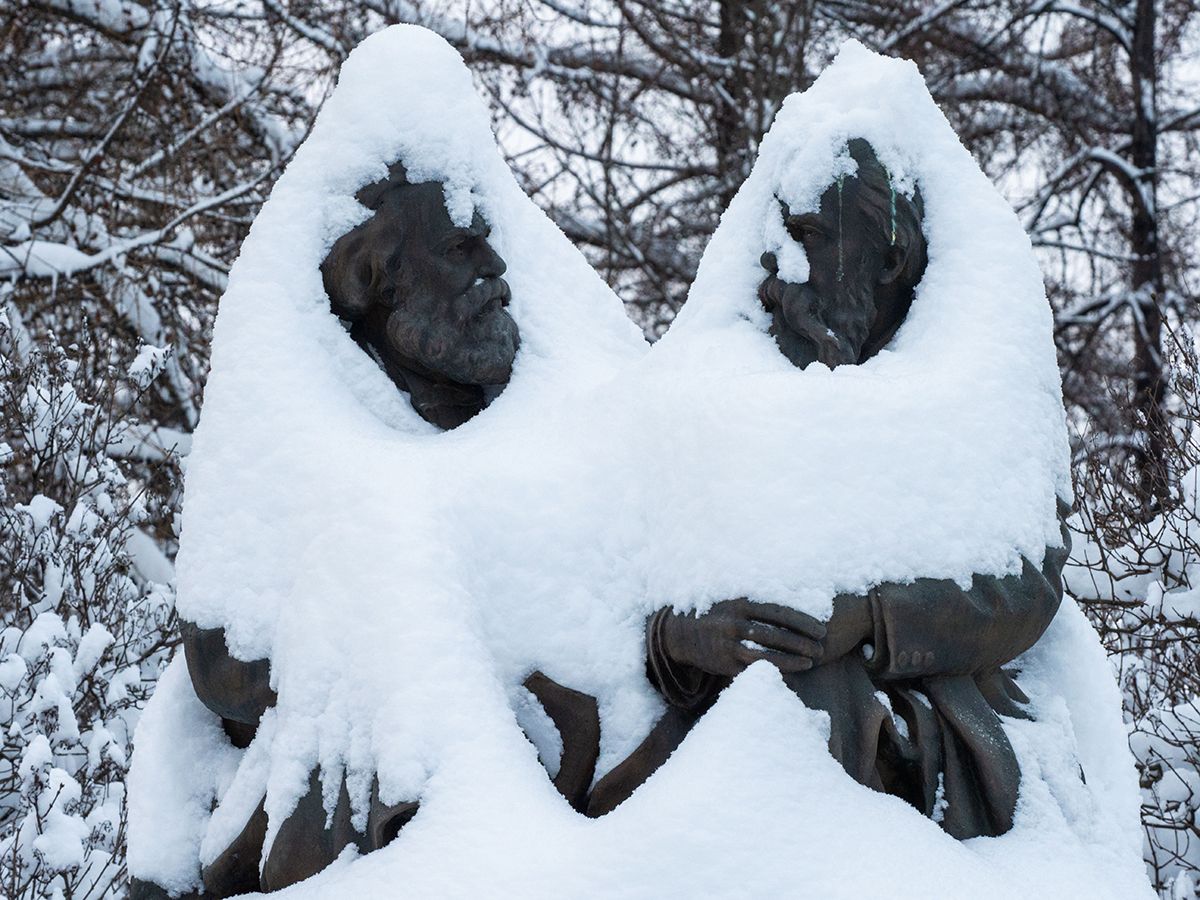 Петрозаводский фотограф прогулялся по городу после снегопада и сделал атмосферные кадры