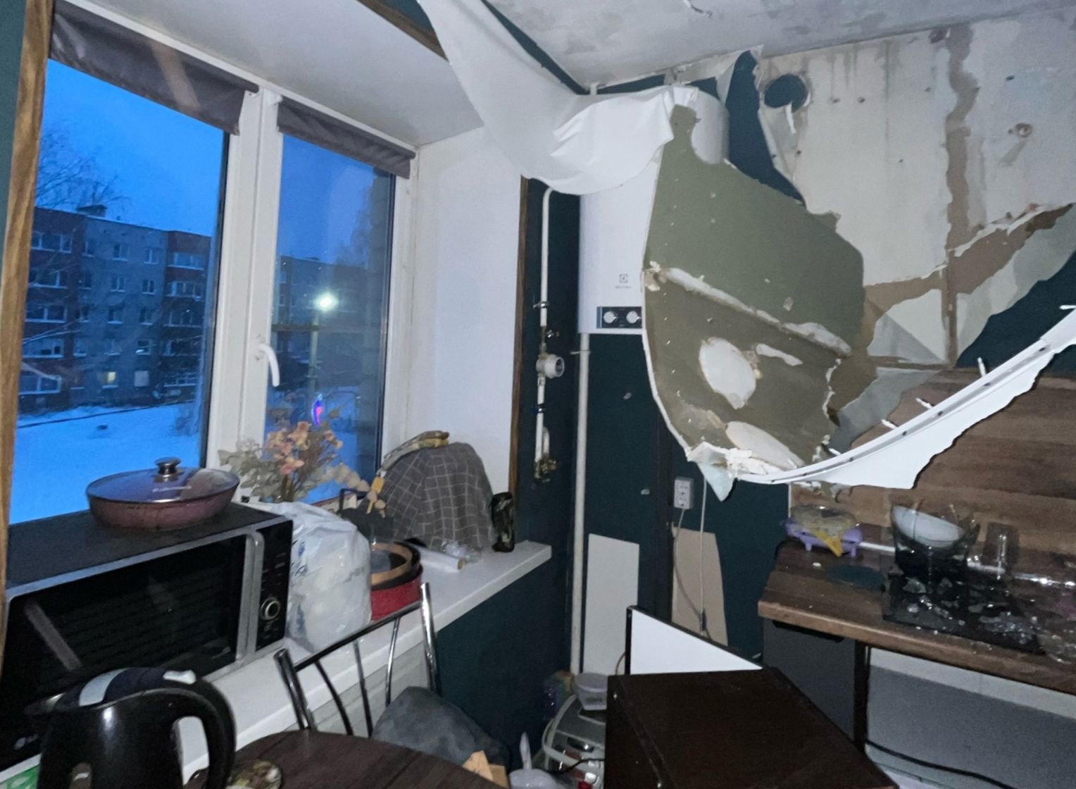 В доме в Петрозаводске, где взорвался газ, лопнул водопровод, вода залила квартиры