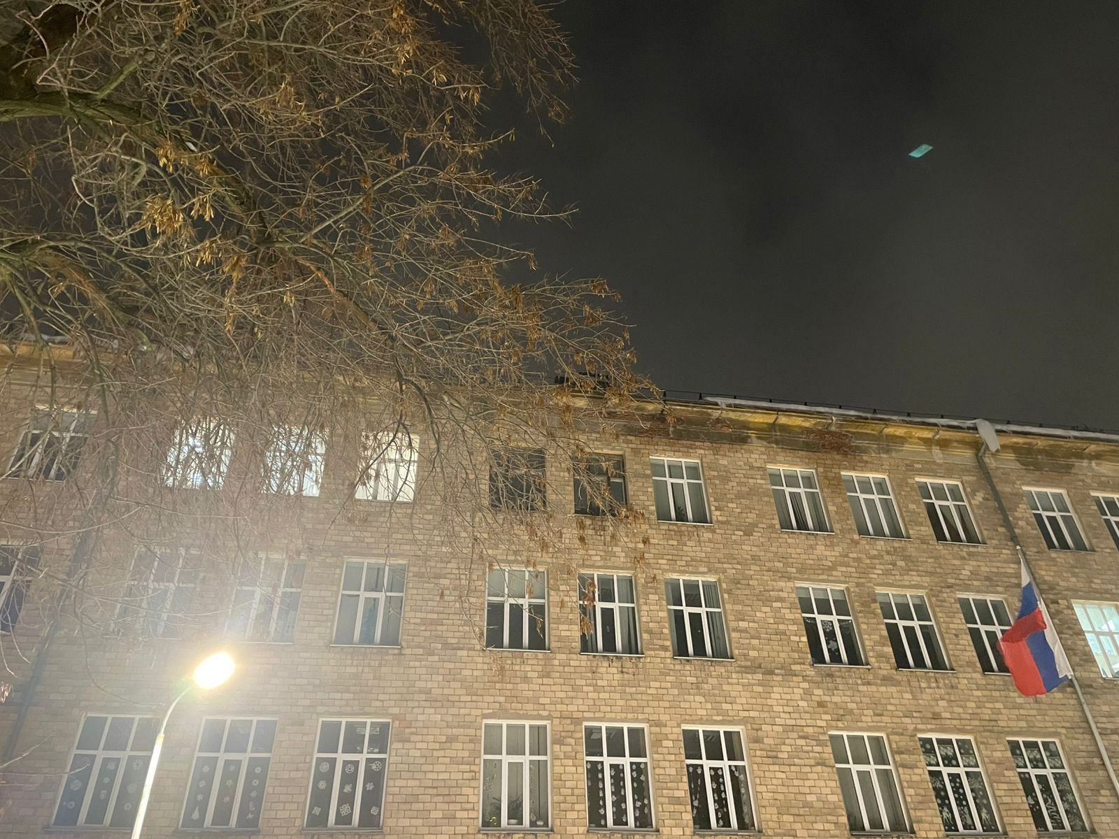 Сорвавшаяся с крыши ледяная глыба убила женщину в Петрозаводске Сорвавшаяся с крыши ледяная глыба убила женщину в Петрозаводске