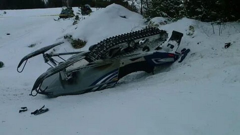 В Карелии мужчина упал со снегохода и пролетел около восьми метров