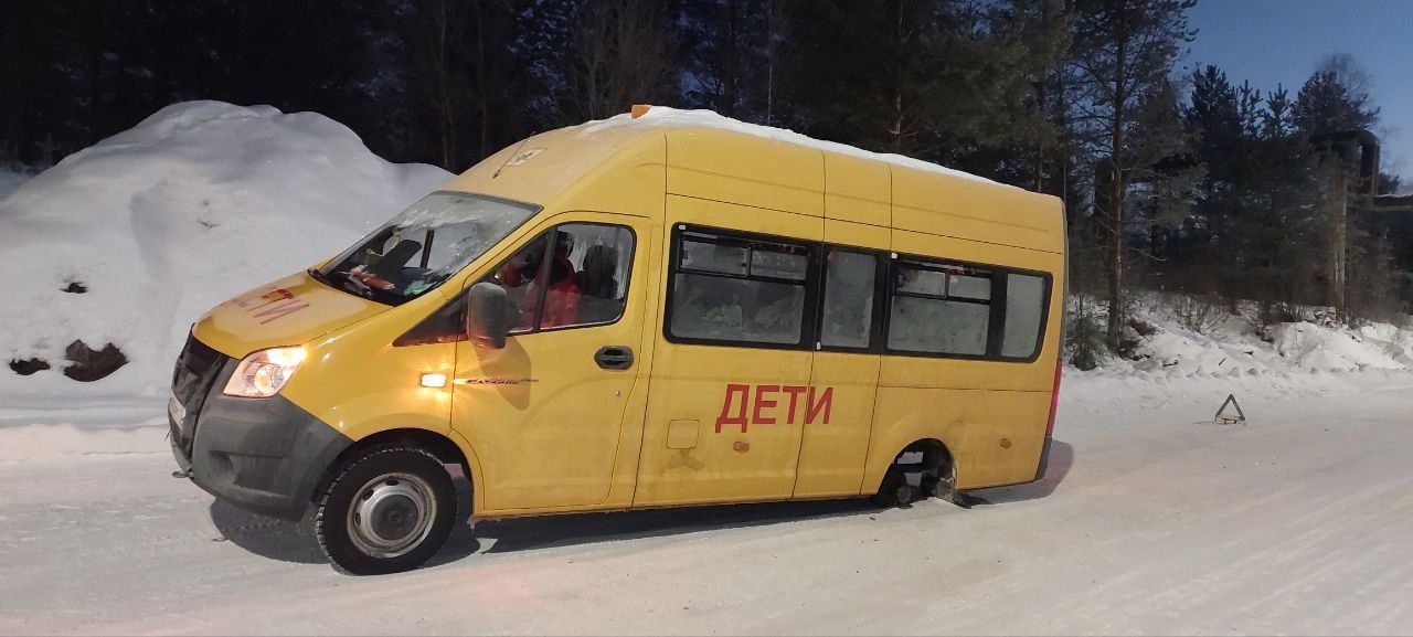 Школьный микроавтобус на севере Карелии потерял колесо во время рейса