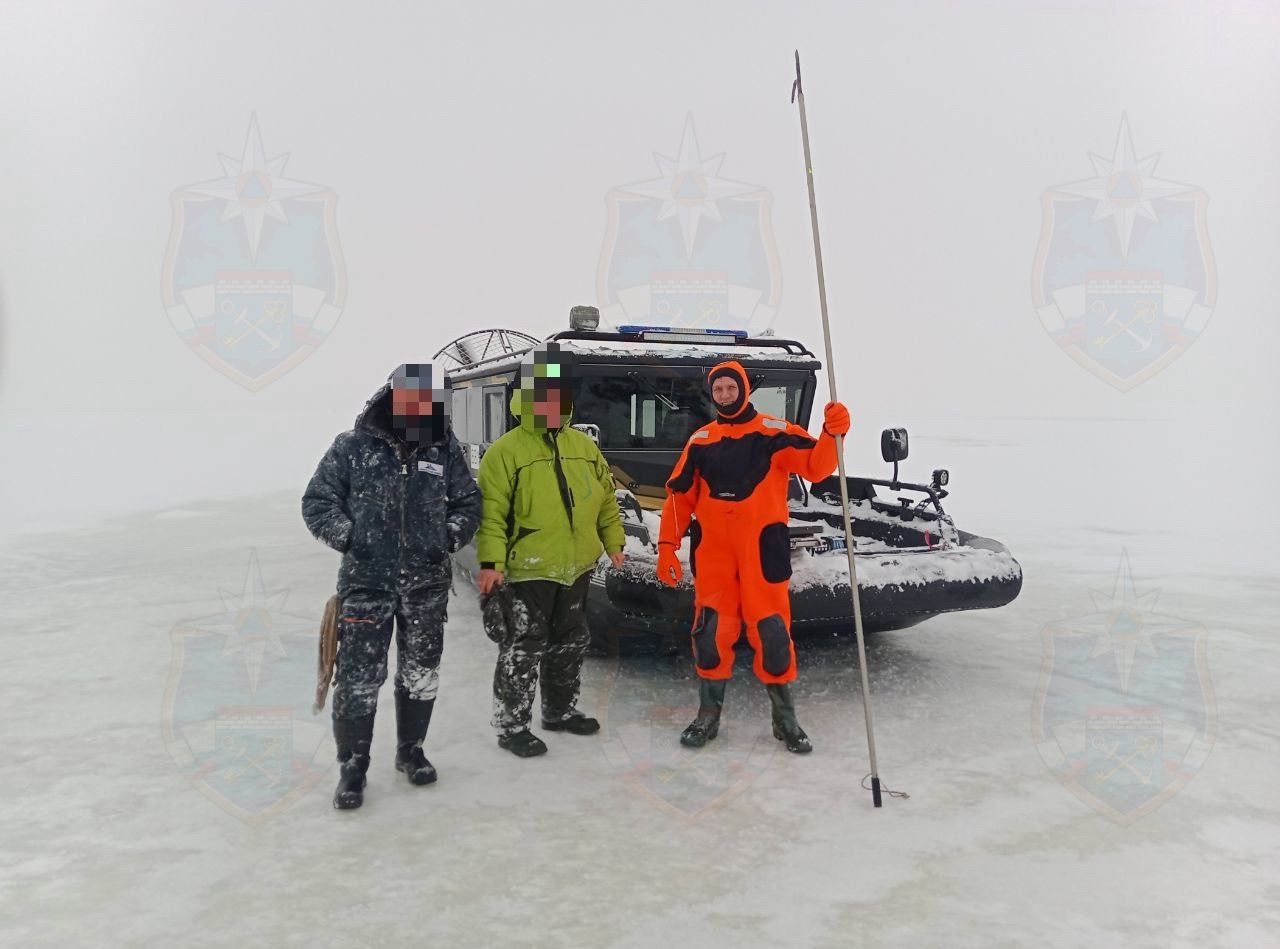 На Ладожском озере снегоход с рыбаками провалился под лед