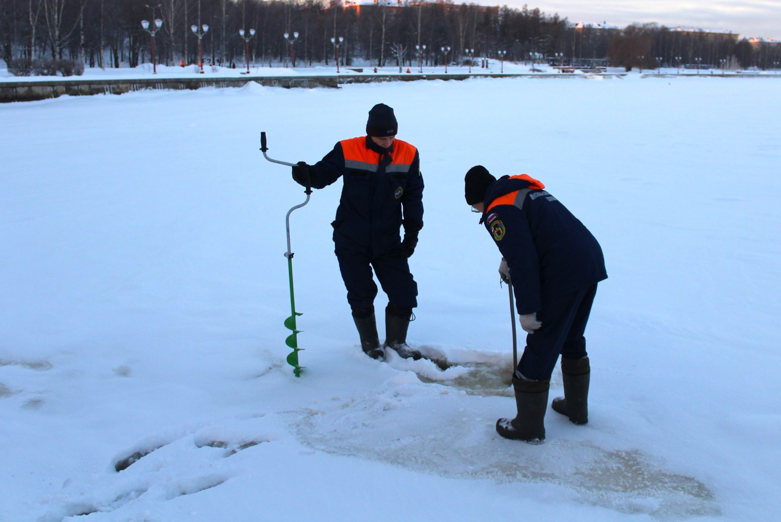Спасатели измерили лед в месте будущих крещенских купаний в Петрозаводске
