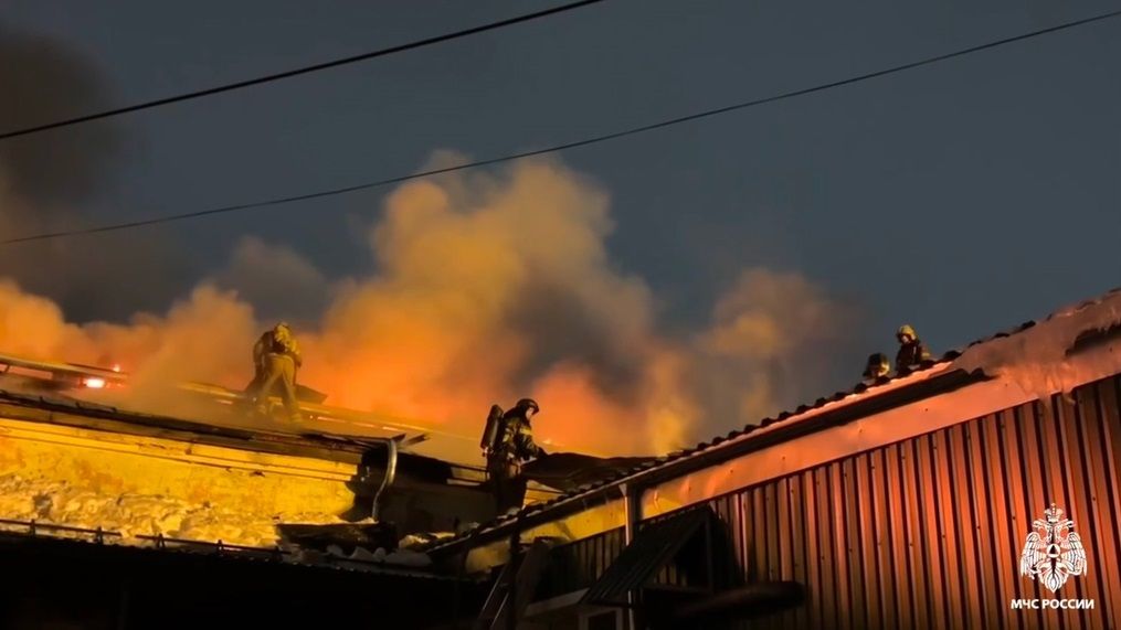 Крупный пожар на складских помещениях в Петрозаводске локализовали спустя четыре часа