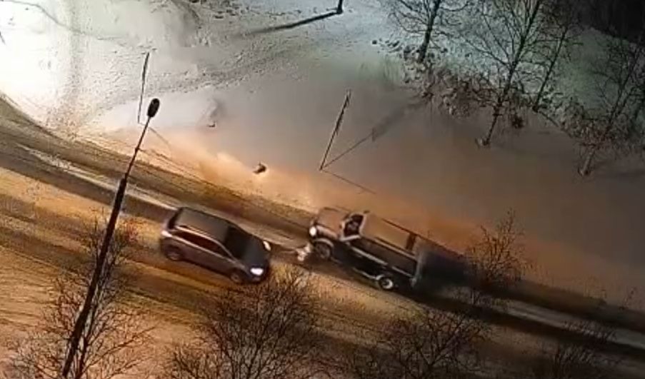 В Петрозаводске ищут водителя, который сбил девушку на пешеходном переходе и скрылся