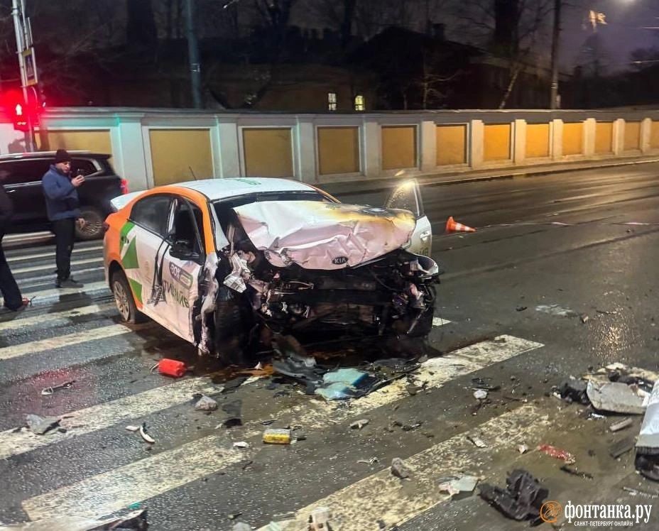 Двое молодых людей погибли, двое госпитализированы после страшного ДТП в Петербурге