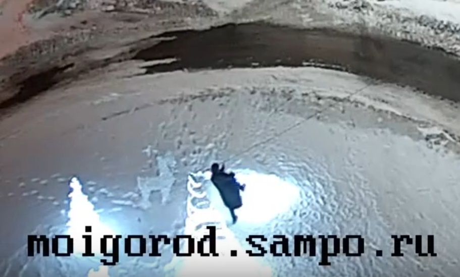 Мужчина сломал новогодние украшения в центре Петрозаводска