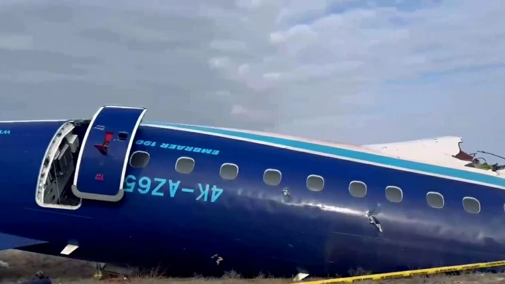 Про птиц сказали пилоты. Опубликована полная расшифровка переговоров с экипажем разбившегося азербайджанского самолета