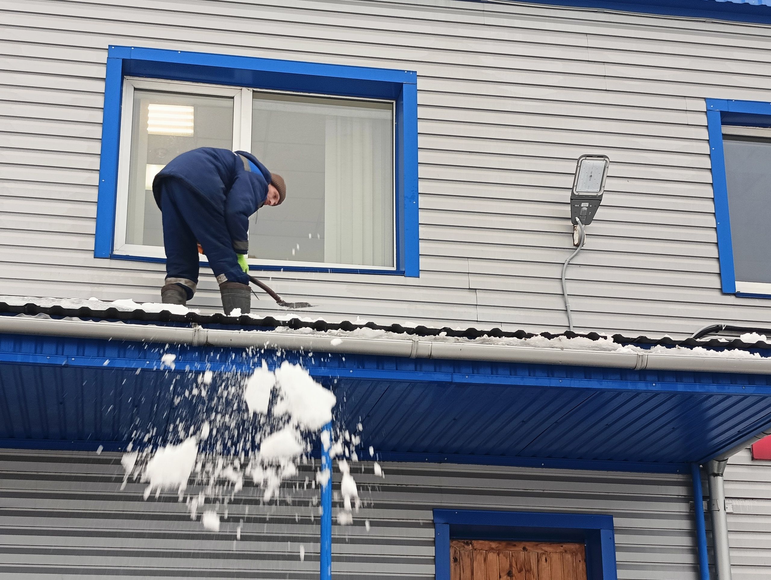 В Госжилнадзоре Карелии напомнили, кто отвечает за уборку снега и наледи