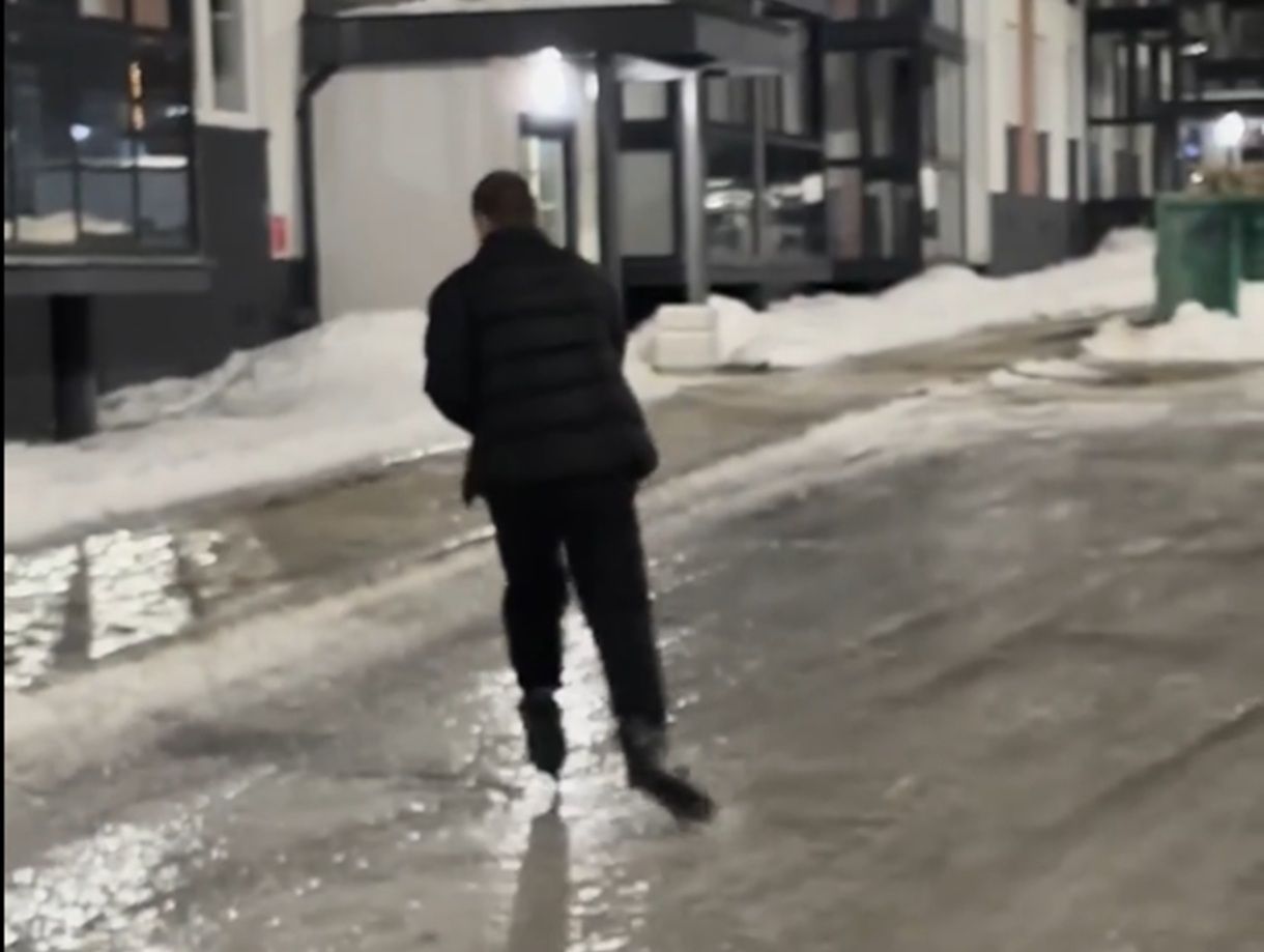 «Каток, получается, по всему ПТЗ открыли». Горожанин проехал по сколькому тротуару на коньках