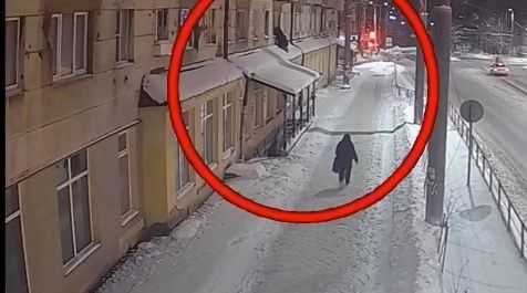 В Петрозаводске женщина выпала из окна в центре города