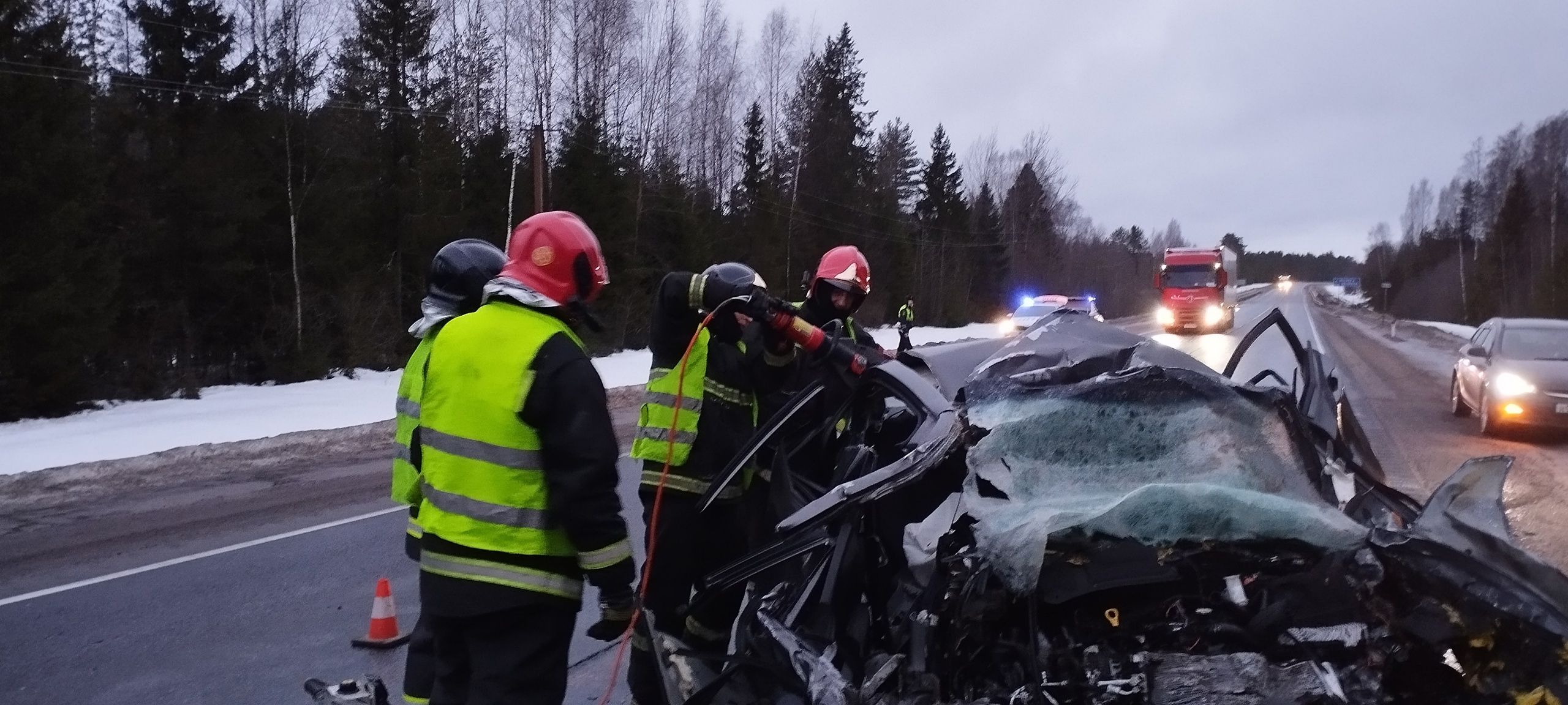 На трассе «Кола» водитель легкового автомобиля скончался после столкновения с фурой