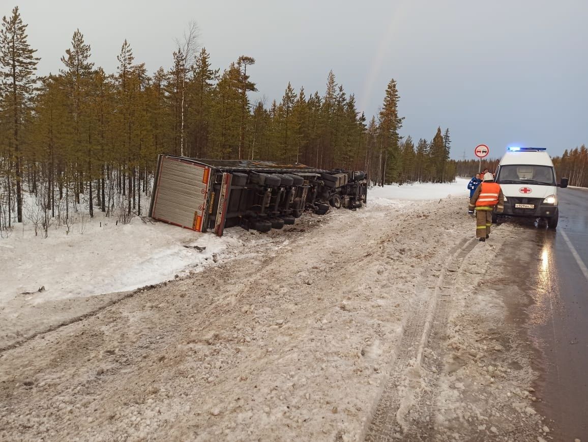 На севере Карелии фура опрокинулась в кювете