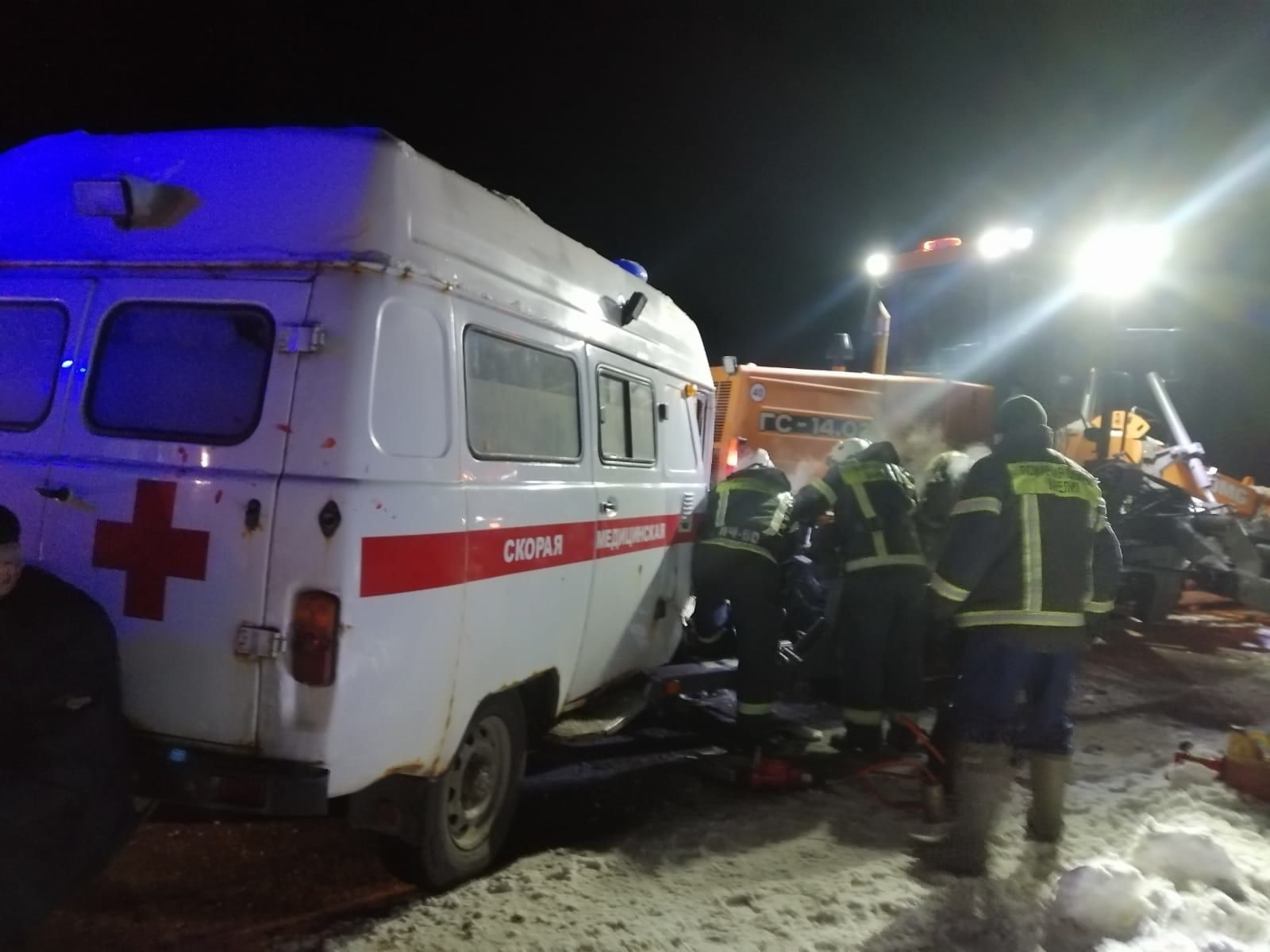 Медики пострадали в результате столкновения скорой помощи с автогрейдером вблизи Пудожа