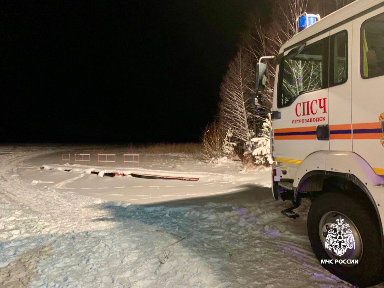В Карелии под лед провалились 6 снегоходов с 11 пассажирами В Карелии под лед провалились 6 снегоходов с 11 пассажирами