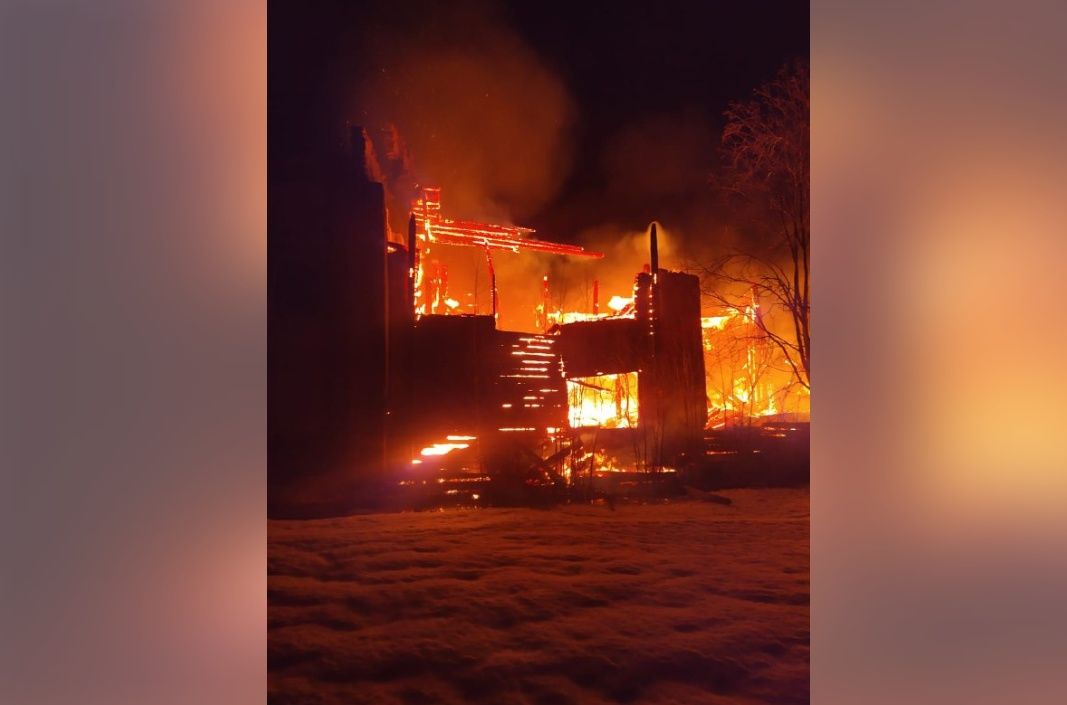 В Карелии пожар уничтожил бывшую пилораму