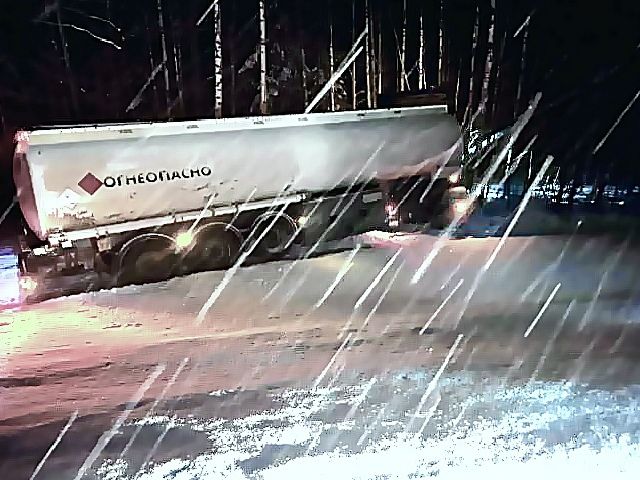 На трассе «Кола» в Карелии бензовоз съехал в кювет