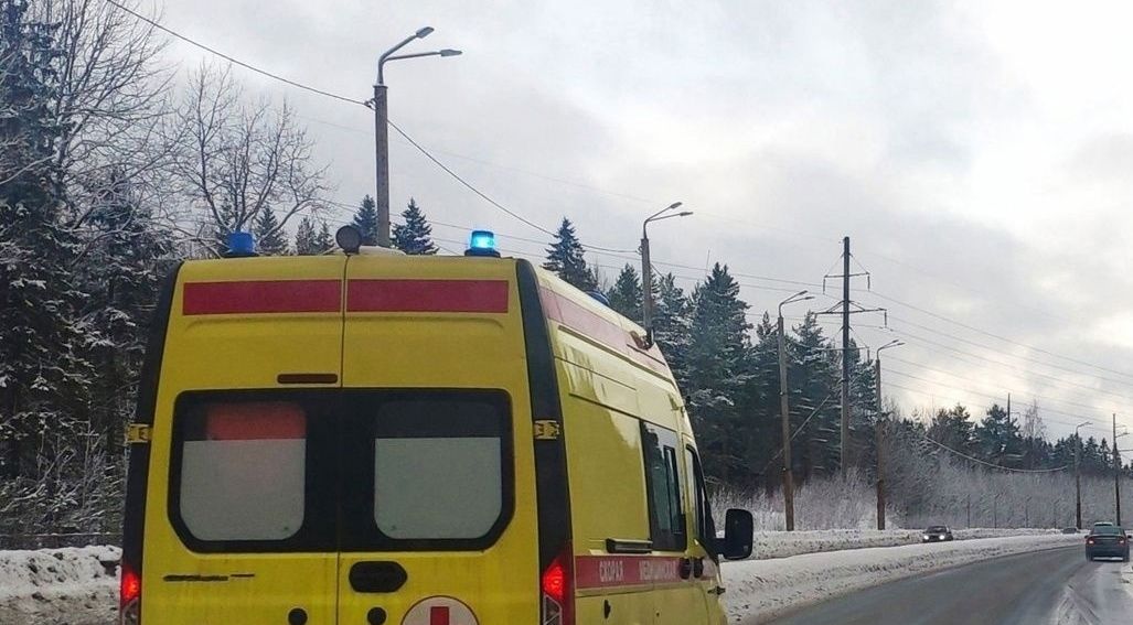 В Петербурге под окнами школы обнаружили ребенка с серьезными травмами