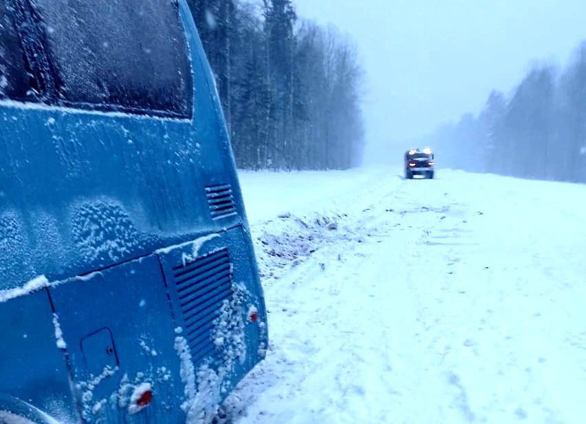Автобус «Петрозаводск-Вологда» с пассажирами съехал в кювет в Прионежском районе Карелии