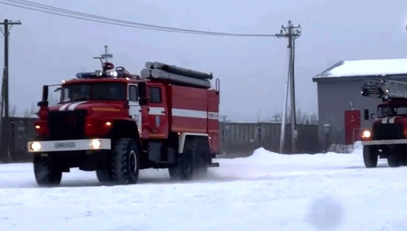 Гараж с четырьмя снегоходами сгорел на турбазе «Сандал» в Карелии