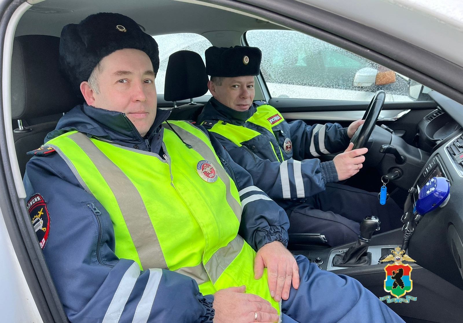 Полицейские и дорожники помогли до приезда пожарных эвакуировать жильцов горящего дома в Карелии