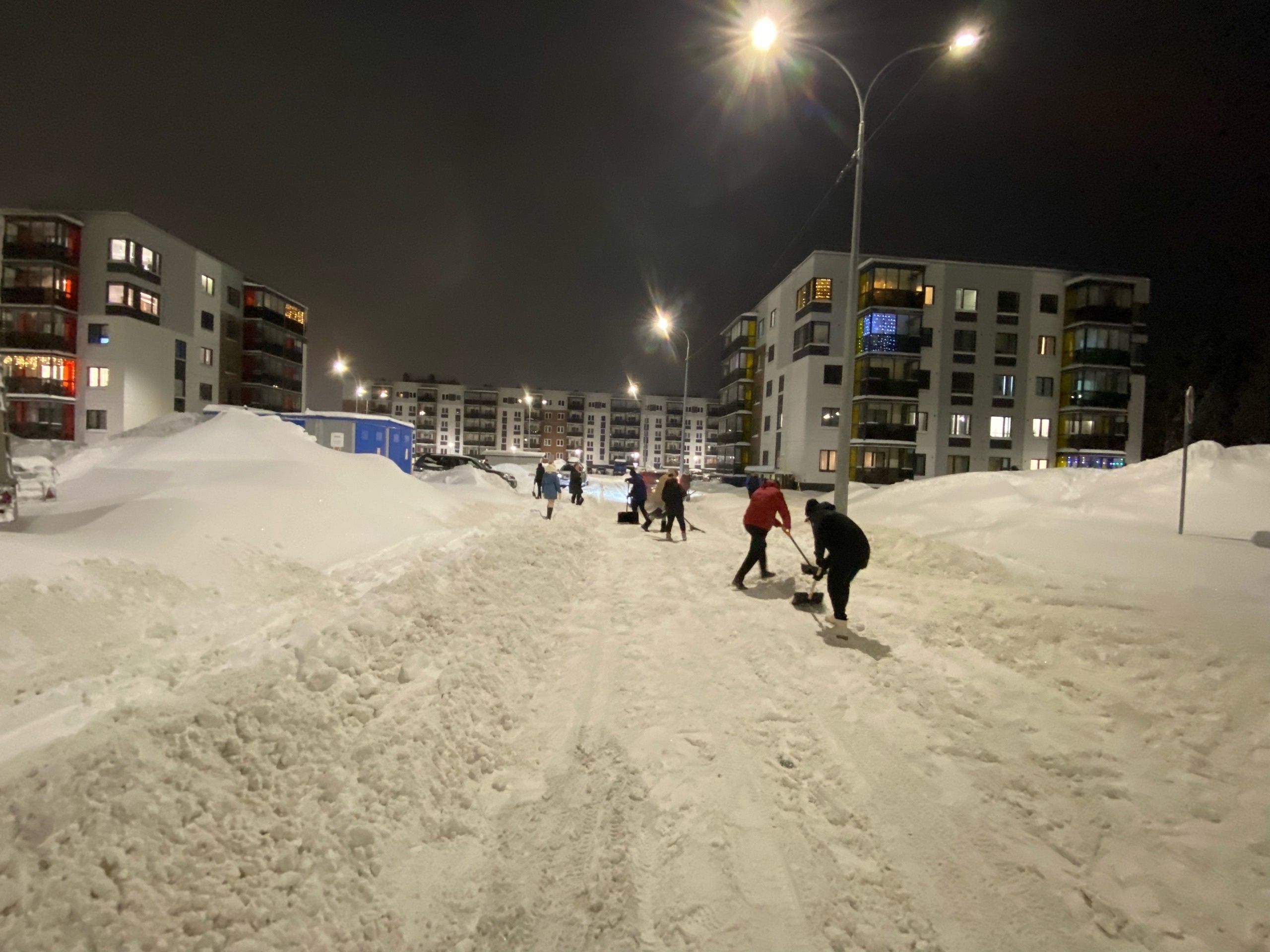 Горожане вышли на уборку дороги в Петрозаводске