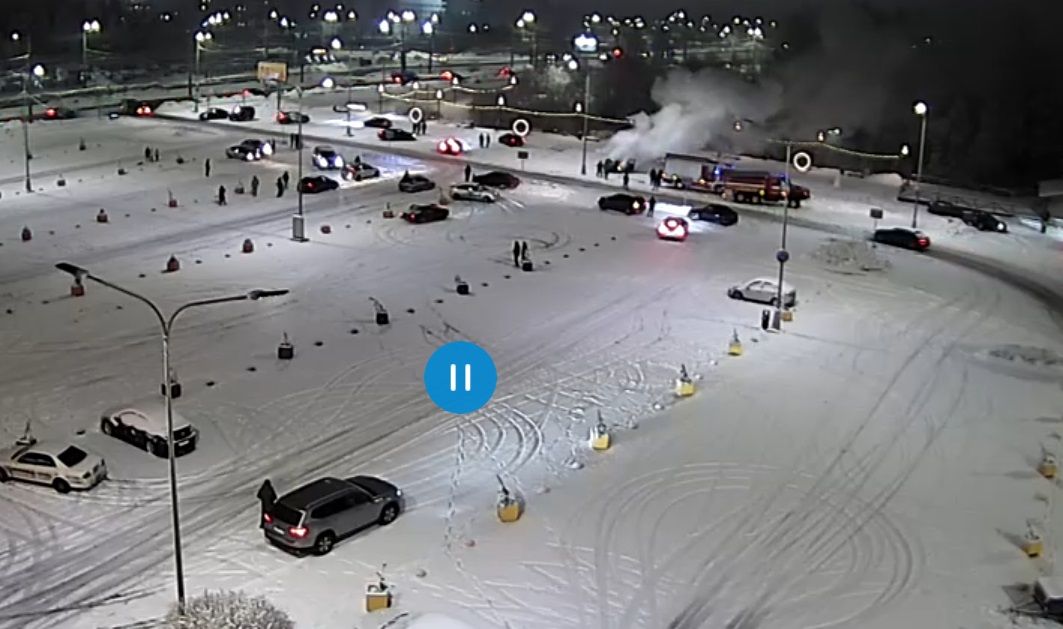В Петрозаводске около ТРК «Лотос Plaza» после взрыва горел автомобиль