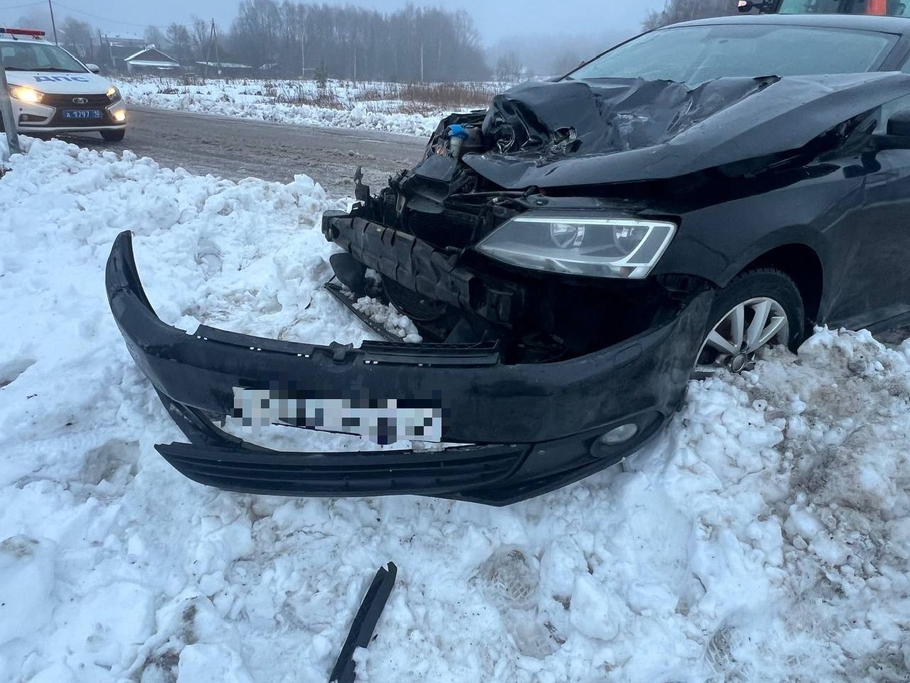 На трассе в Карелии 25-летняя девушка за рулем иномарки врезалась в экскаватор