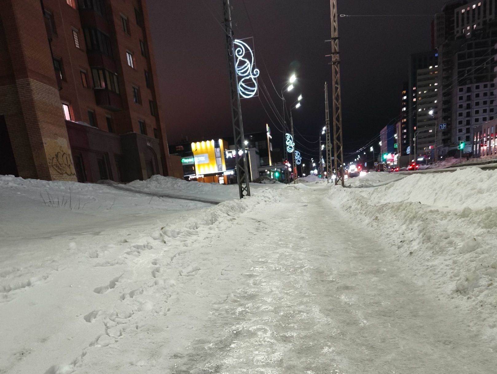 «Только б не убиться». К проблеме с сосульками в Петрозаводске добавился гололед