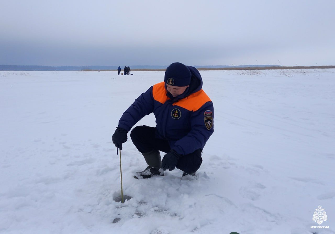 Сотрудники МЧС измерили лед на четырех озерах Карелии