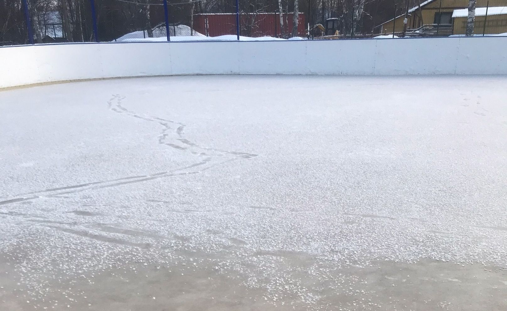 Каток в Карелии засыпали солью