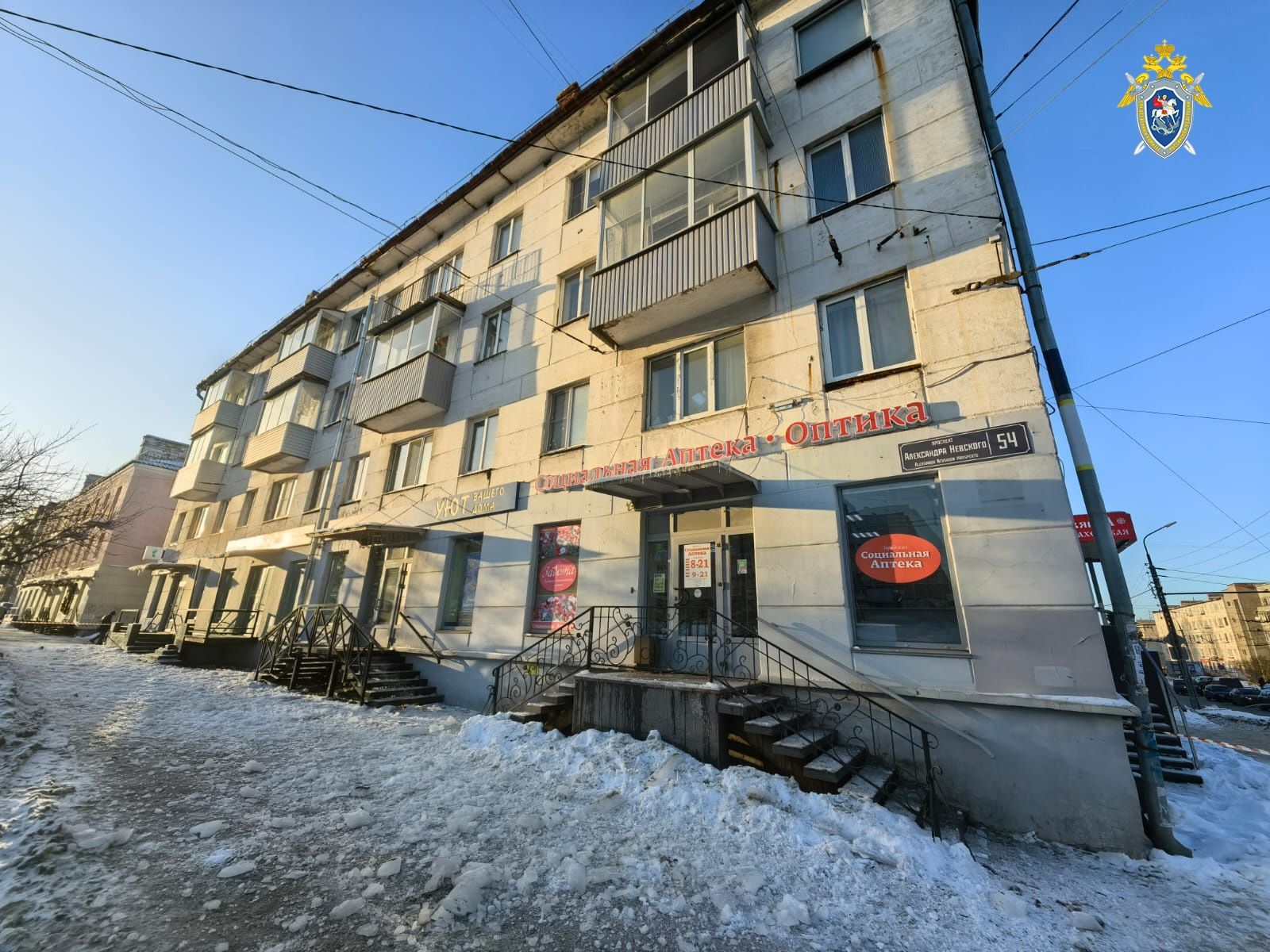 Уголовное дело возбудили после падения ледяной глыбы на жительницу Петрозаводска