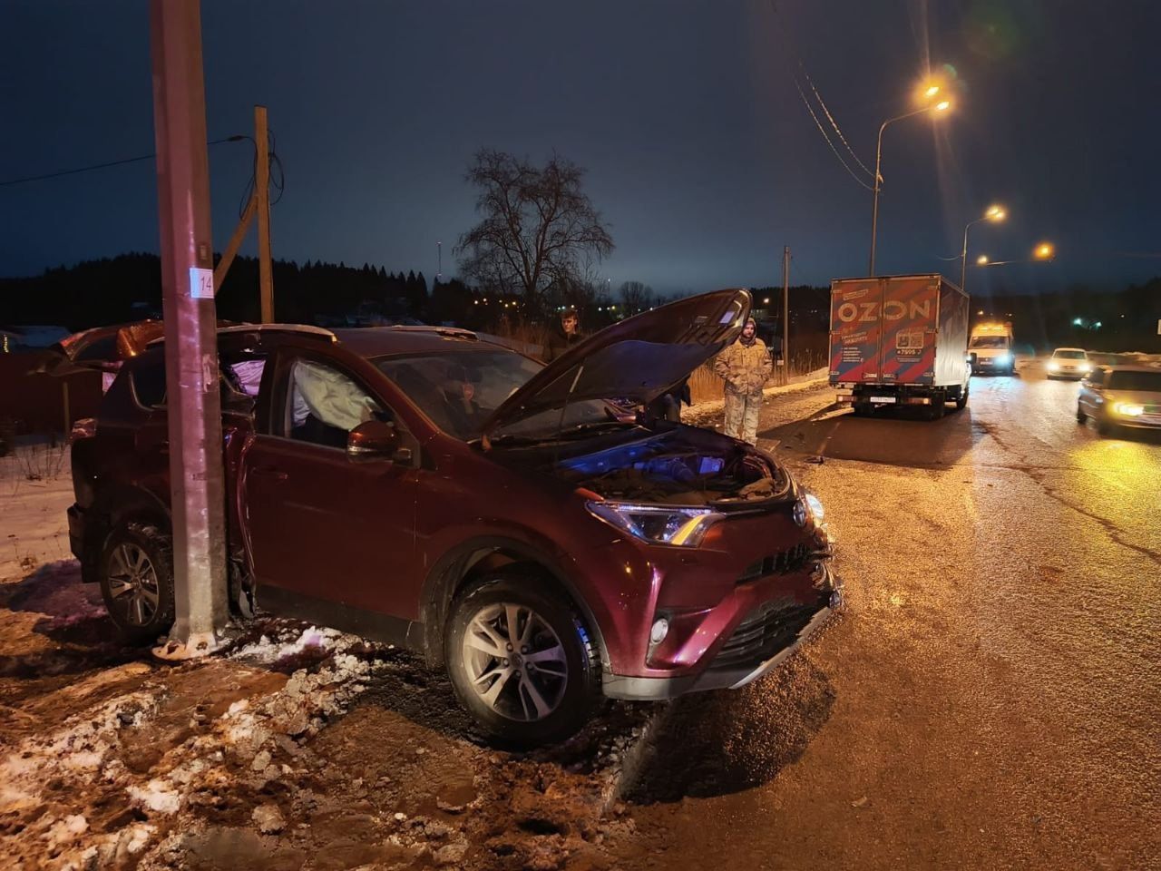На трассе в Карелии три человека пострадали в ДТП с участием грузовика Ozon