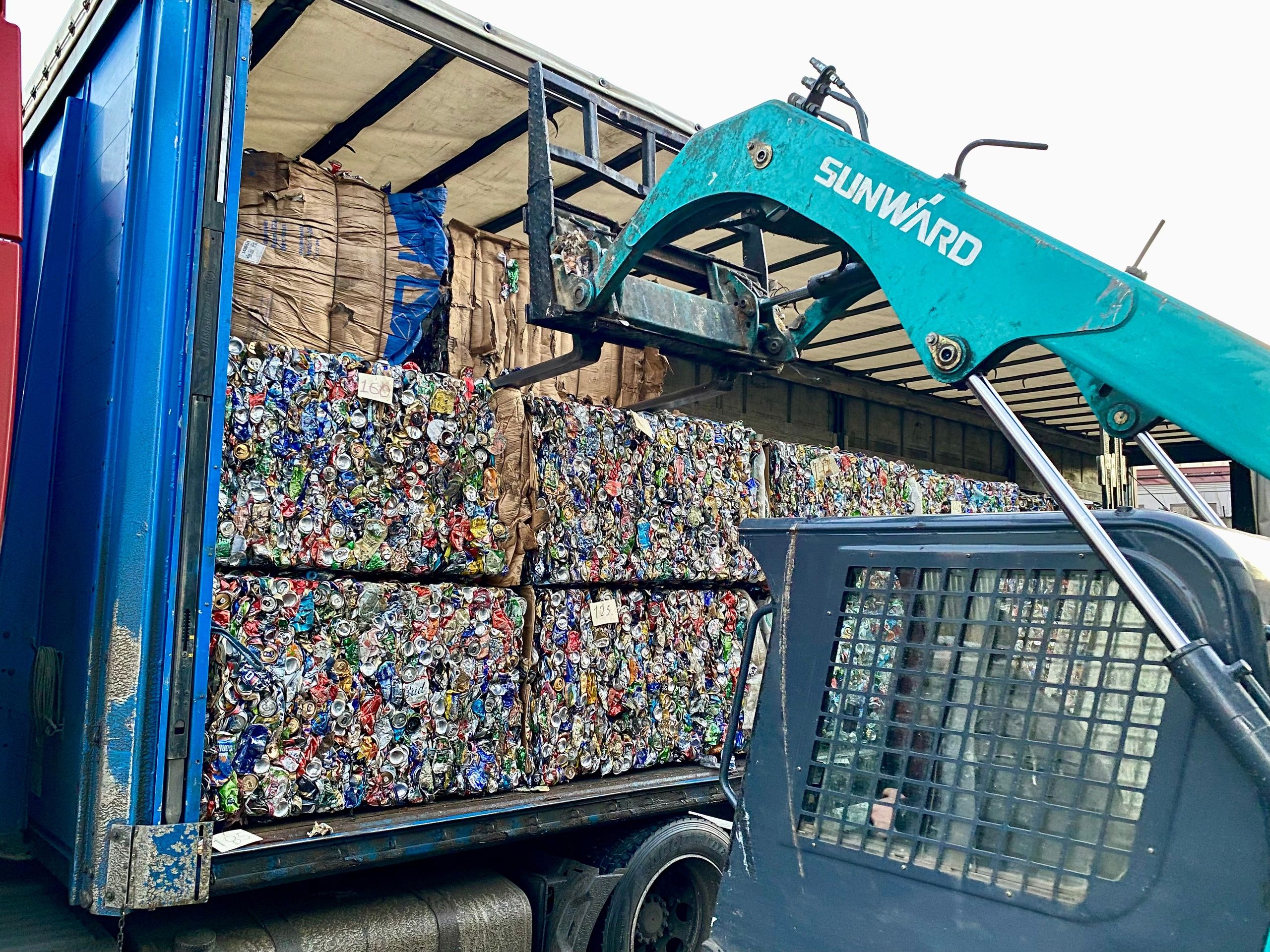 Алюминиевые банки из Карелии отправили на переработку в Санкт-Петербург