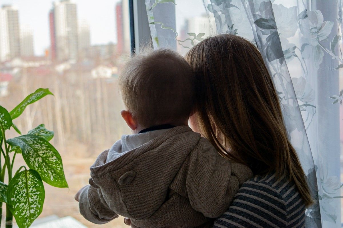 «Выбивал топором дверь, бил окно». Подопечная петрозаводского «Мама-дома» рассказала о домашнем насилии