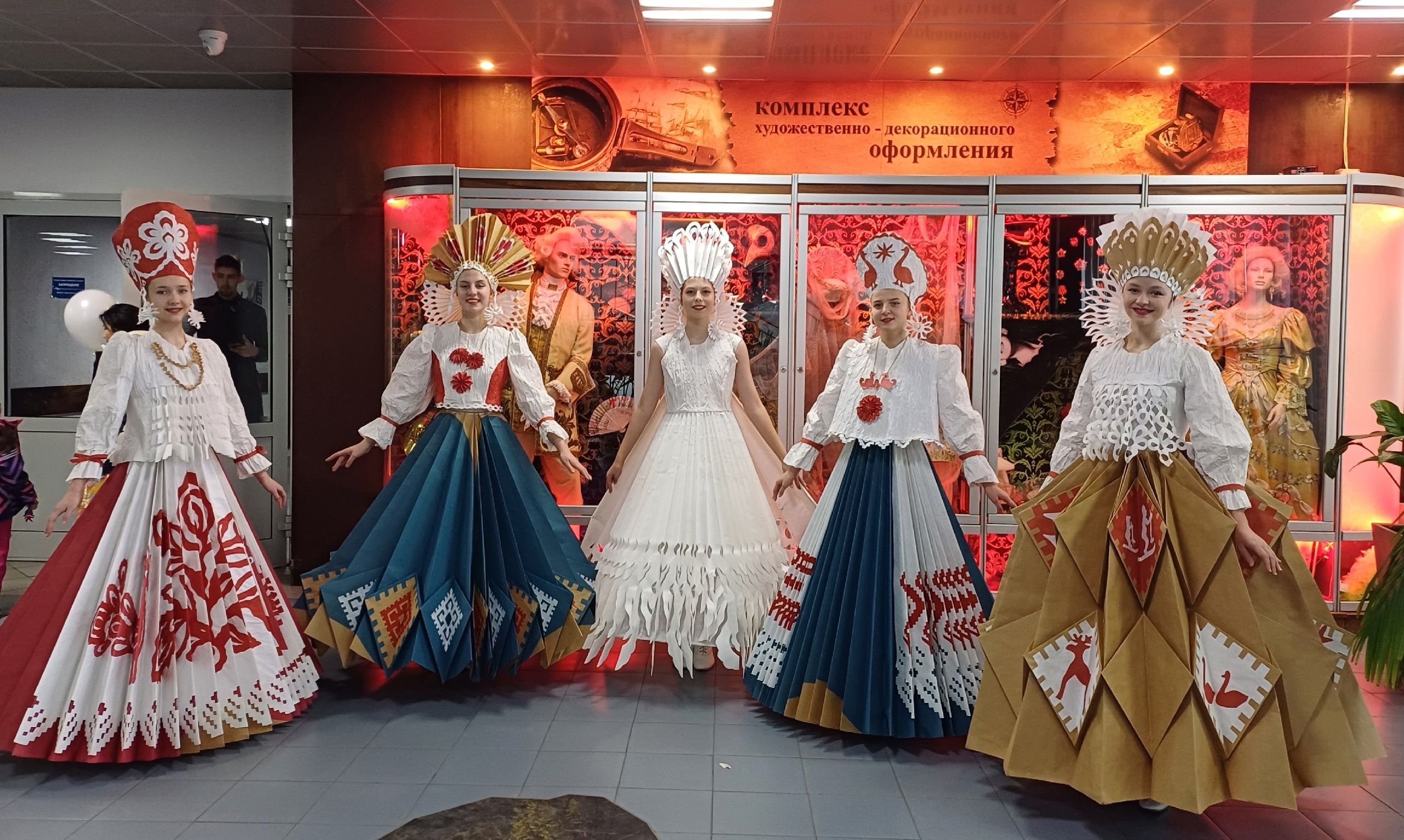 На Первом канале показали выступление карельского ансамбля в бумажных костюмах