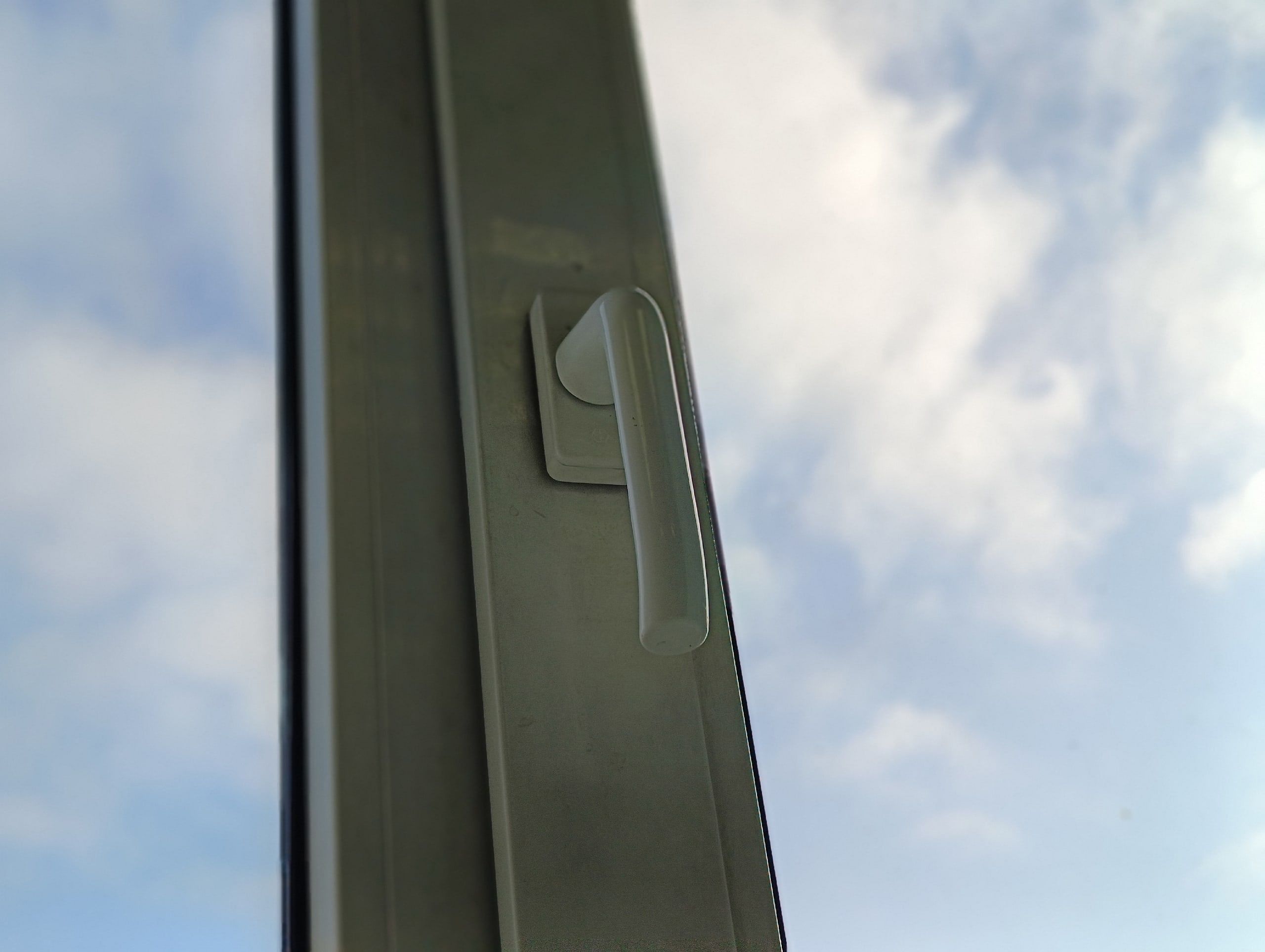 В Петрозаводске мужчина выпал из окна административного здания